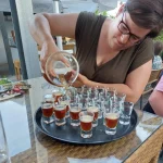 Eisbock wird ausgeschenkt